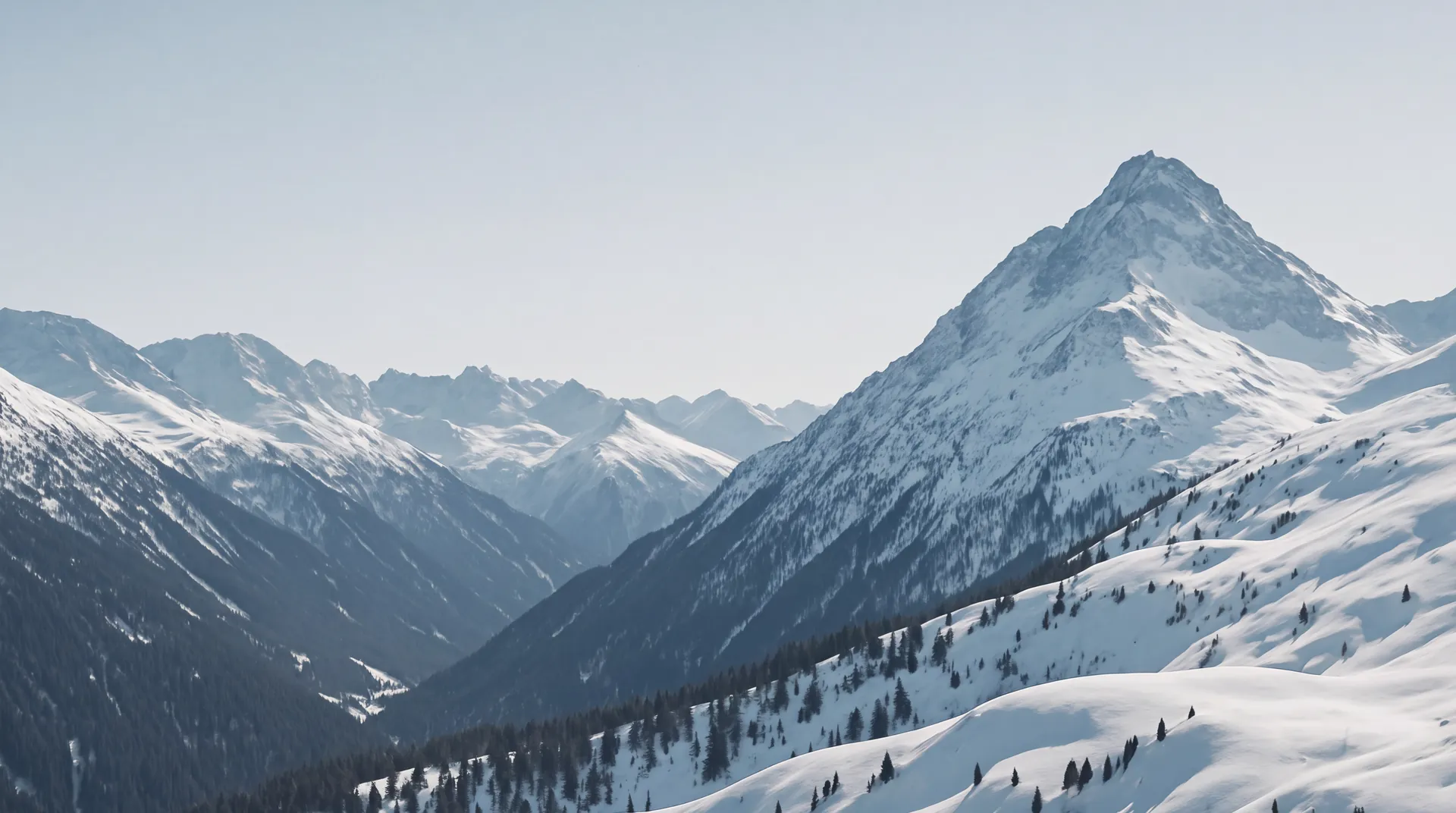 Alpenpanorama mit verschneitem Gipfel im Morgenlicht